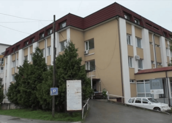 Një burrë vdes në spital, ishte gjetur i shtrirë në një rrugë të Gjakovës