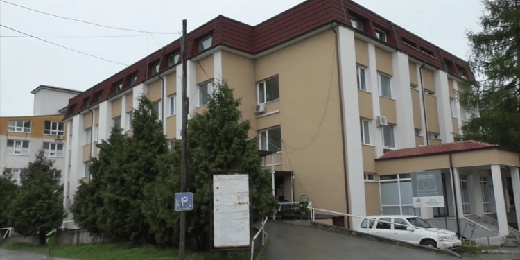 Një burrë vdes në spital, ishte gjetur i shtrirë në një rrugë të Gjakovës