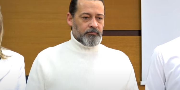 Sveçla: S’bëhet fjalë për vandalizim të sallës së Kuvendit, por për një aksion simbolik