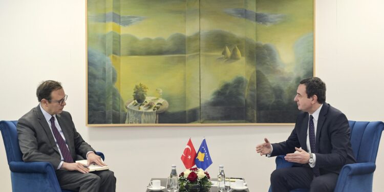 Kurti dhe ambasadori i Turqisë në Kosovë diskutojnë mbi fuqizimin e marrëdhënieve bilaterale