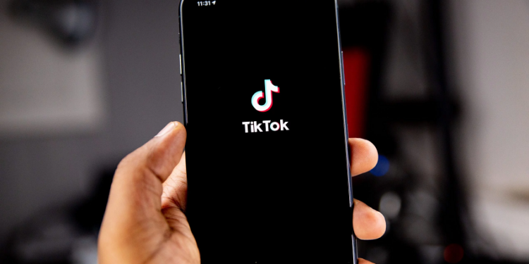 Varësi si droga e alkooli: A duhet të bllokohet TikTok-u në Kosovë?