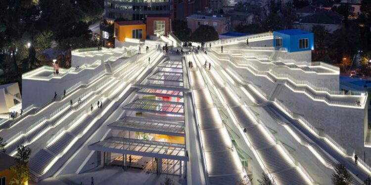 Vdes policja 22-vjeçare, pasi rrëshqiti nga Piramida në Tiranë