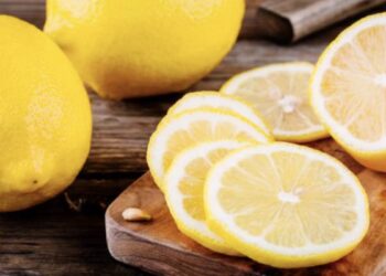 Uji i ngrohtë me limon në mëngjes – Për shëndet të mirë dhe trup në formë