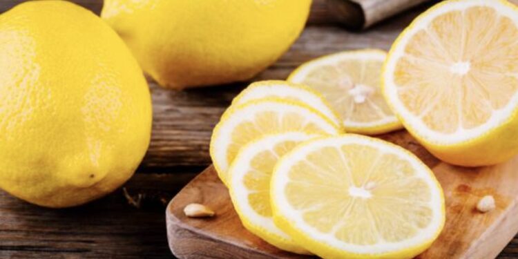 Uji i ngrohtë me limon në mëngjes – Për shëndet të mirë dhe trup në formë