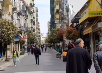 Bie numri i shqiptarëve me leje qëndrimi në Greqi