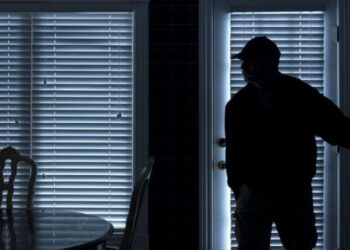 Hajnat hyjnë në një shtëpi në Viti, vjedhin pistoletën me leje të skaduar