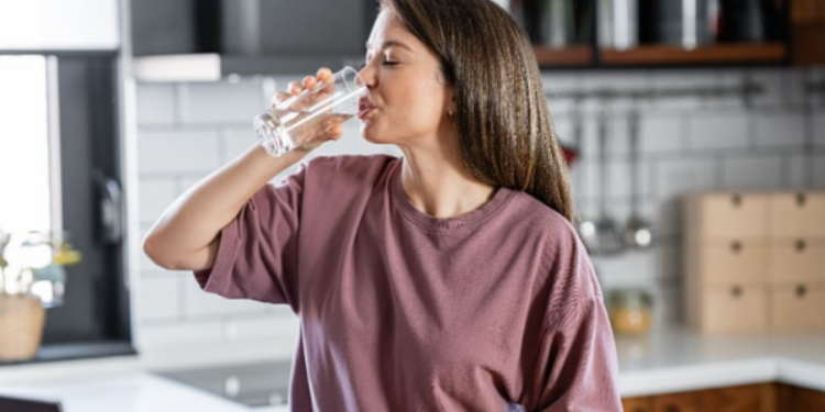 A duhet të pimë ujë sapo zgjohemi në mëngjes?