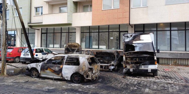 Mbi 27 mijë euro dëmi nga djegia e katër veturave në Prishtinë