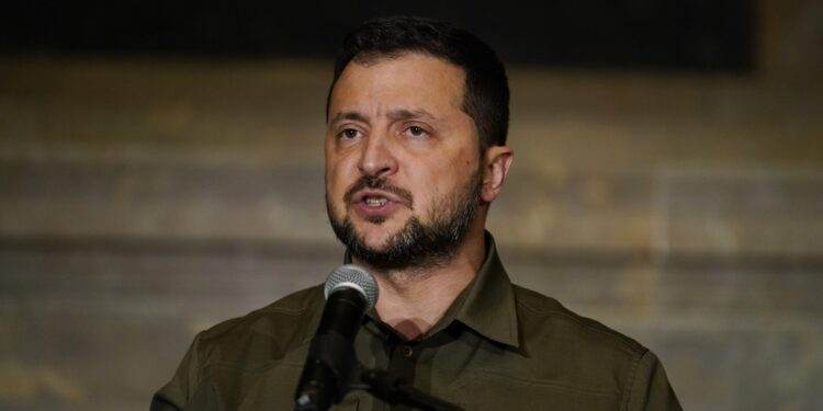 Zelensky: 43.000 ushtarë ukrainas janë vrarë në luftë