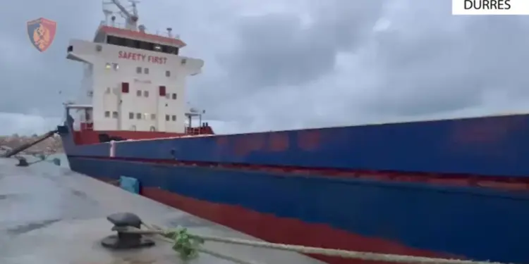 Sekuestrohen 400 mijë litra naftë në Portin e Durrësit, gjashtë të arrestuar