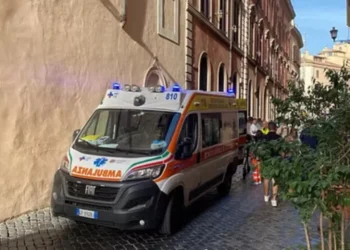 Dy motra shqiptare vetëhidhen nga pallati në Itali, njëra ndërron jetë