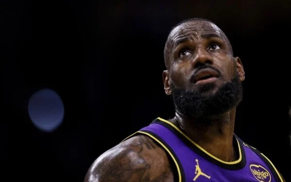 Jamesi thyen rekordin e Jordani