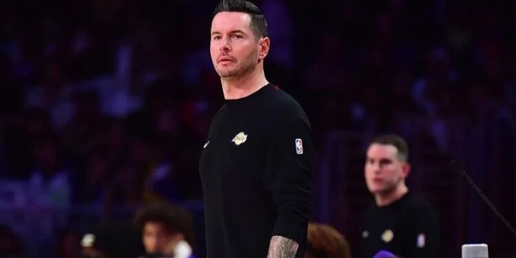 Trajnerit të Lakersit i digjet shtëpia