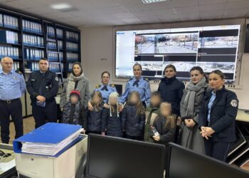 Nxënësit mësojnë nga afër për detyrat dhe rolin e policisë