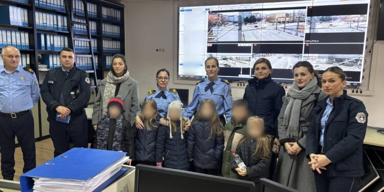 Nxënësit mësojnë nga afër për detyrat dhe rolin e policisë
