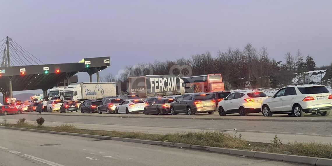 Kolona në Merdare dhe te Dheu i Bardhë, mërgimtarët po presin deri në dy orë