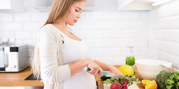 Cilat ushqime nuk duhet të konsumoni gjatë shtatzënisë?