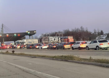 Kolona në Merdare dhe te Dheu i Bardhë, mërgimtarët po presin deri në dy orë