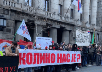 Pankarta për Kosovën në protestat e studentëve në Serbi