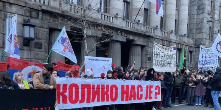 Pankarta për Kosovën në protestat e studentëve në Serbi