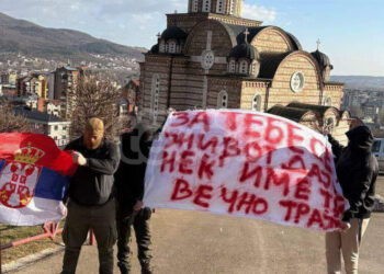 Persona të maskuar në Zveçan provokojnë me një pankartë dhe flamurin e Serbisë në duar