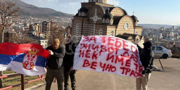 Persona të maskuar në Zveçan provokojnë me një pankartë dhe flamurin e Serbisë në duar
