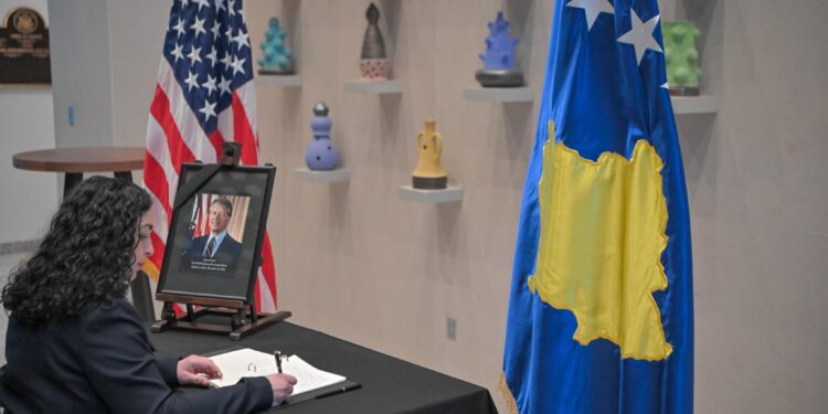 Osmani nënshkruhet në Librin e Zisë për Presidentin Carter: Shembulli i tij le të vazhdojë të na udhëheqë