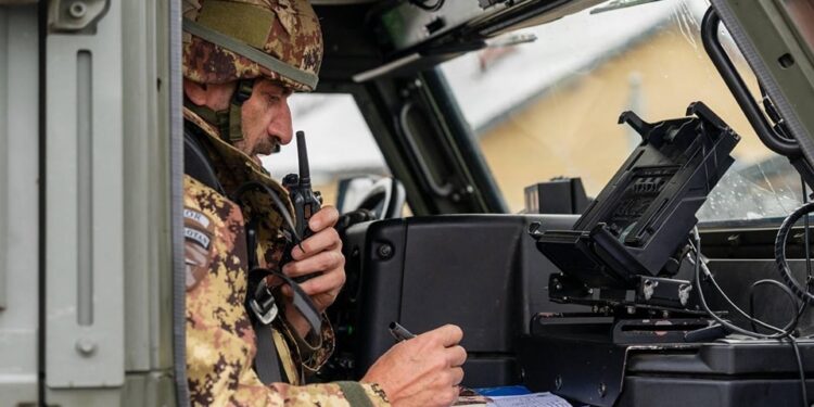 Ushtarët italianë të KFOR-it kryejnë patrullime disaditore në Pejë