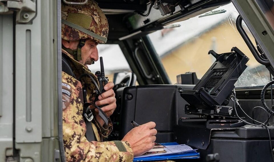 Ushtarët italianë të KFOR-it kryejnë patrullime disaditore në Pejë