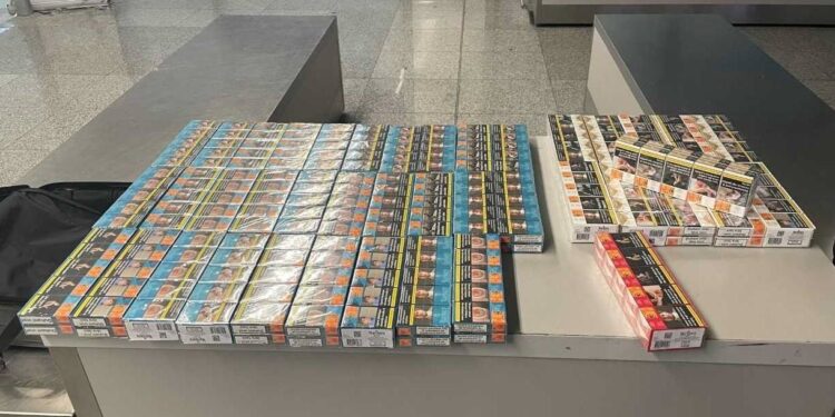 Policia në një rast parandalon kontrabandimin e 41 pakove me cigare në aeroport