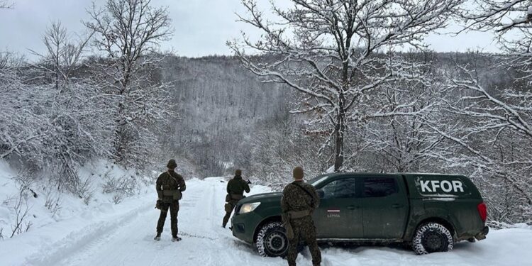 Ushtarët letonezë dhe gjermanë kryejnë patrullime në Zubin Potok