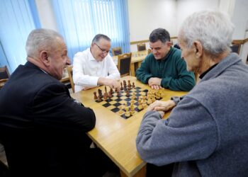 Bedri Hamza luan shah me një pensioner: 70% do të rriten pensionet bazike