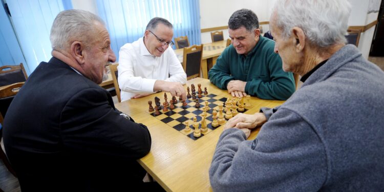 Bedri Hamza luan shah me një pensioner: 70% do të rriten pensionet bazike