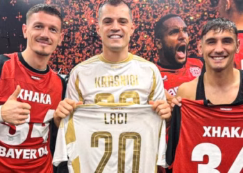 Xhaka pret dyshen shqiptare në Gjermani, foto dhe shkëmbim fanellave pas ndeshjes