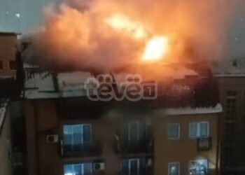 Përfshihet nga zjarri një ndërtesë banimi në Ferizaj, nuk raportohet për të lënduar