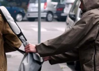 Një gruaje i grabitet çanta nën kërcënimin e armës