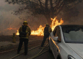 ​Dy të vdekur nga zjarret në Los Anxhelos, digjen qindra shtëpi dhe biznese