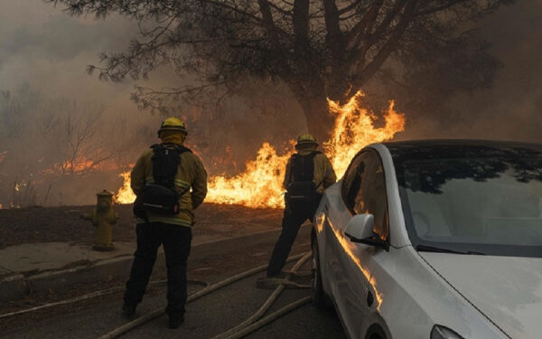 Dy të vdekur nga zjarret në Los Anxhelos, digjen qindra shtëpi dhe biznese
