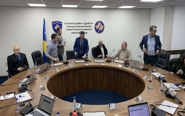 Anëtarët e PDK-së në KQZ: Ka tendenca të manipulohet votimi në diasporë