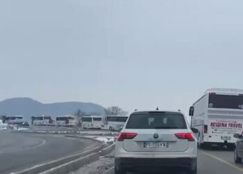 ​Pronarët e autobusëve në grevë në linjën Podujevë-Prishtinë, udhëtarët mbesin në rrugë