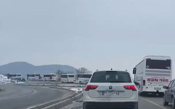 ​Pronarët e autobusëve në grevë në linjën Podujevë-Prishtinë, udhëtarët mbesin në rrugë