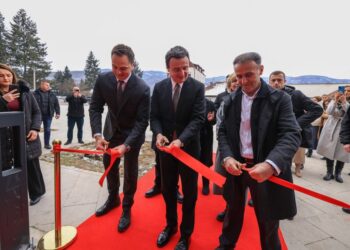 Kurti merr pjesë në hapjen e pikës së re të Bankës Ekonomike në Leposaviq
