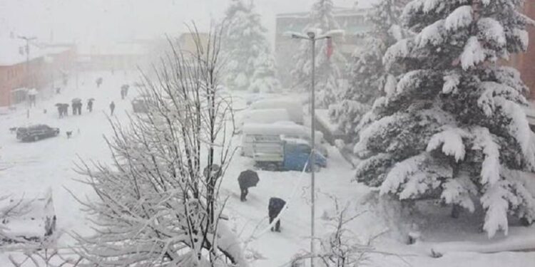 Pezullohet mësimi në dhjetëra shkolla të Shqipërisë