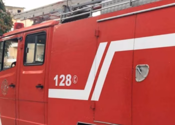 Përfshihet nga zjarri një banesë në Elbasan, humb jetën një grua e paralizuar