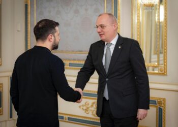 Kryediplomati shqiptar takohet me Zelenskyn në Kiev: Shqipëria qëndron me vendosmëri me Ukrainën