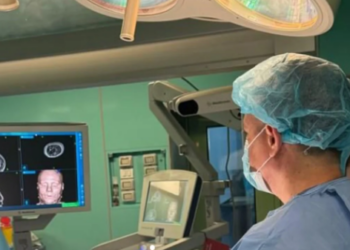 34 vjeçares në Tiranë i hiqet tumori në tru përmes vetullës, pa prerje në kokë