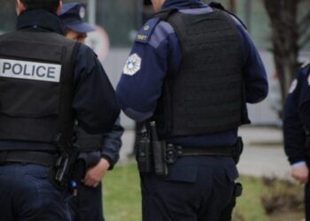 Suspendohen tre zyrtarë policorë – dyshohet se morën pjesë në tubime politike