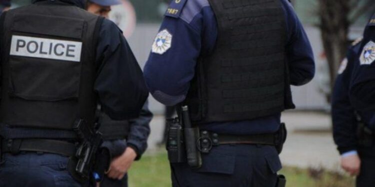 Suspendohen tre zyrtarë policorë – dyshohet se morën pjesë në tubime politike
