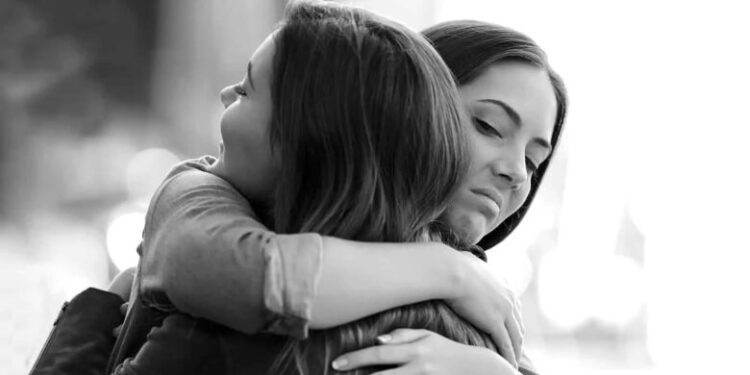 Pse disa njerëz i urrejnë përqafimet, sipas shkencës