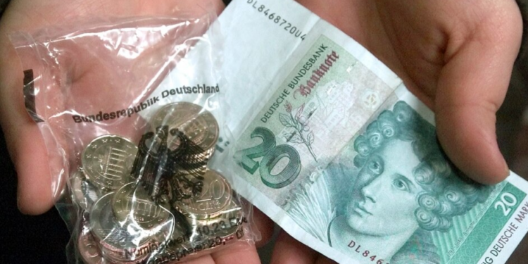 Edhe pas 23 vjetëve të euros, gjermanët ende këmbejnë marka